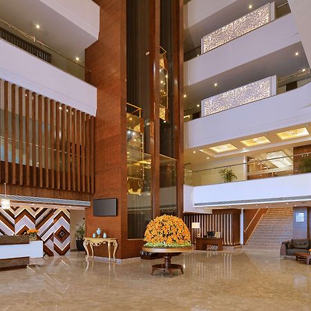 Radisson Chandigarh Zirakpur Eksteriør billede The lobby of the hotel