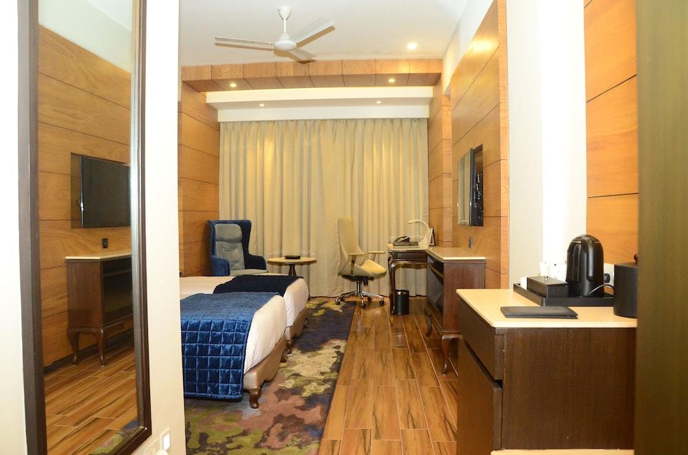 Radisson Chandigarh Zirakpur Eksteriør billede A room at the hotel
