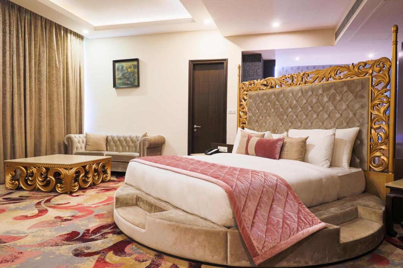 Radisson Chandigarh Zirakpur Eksteriør billede A suite at the Taj Bengal