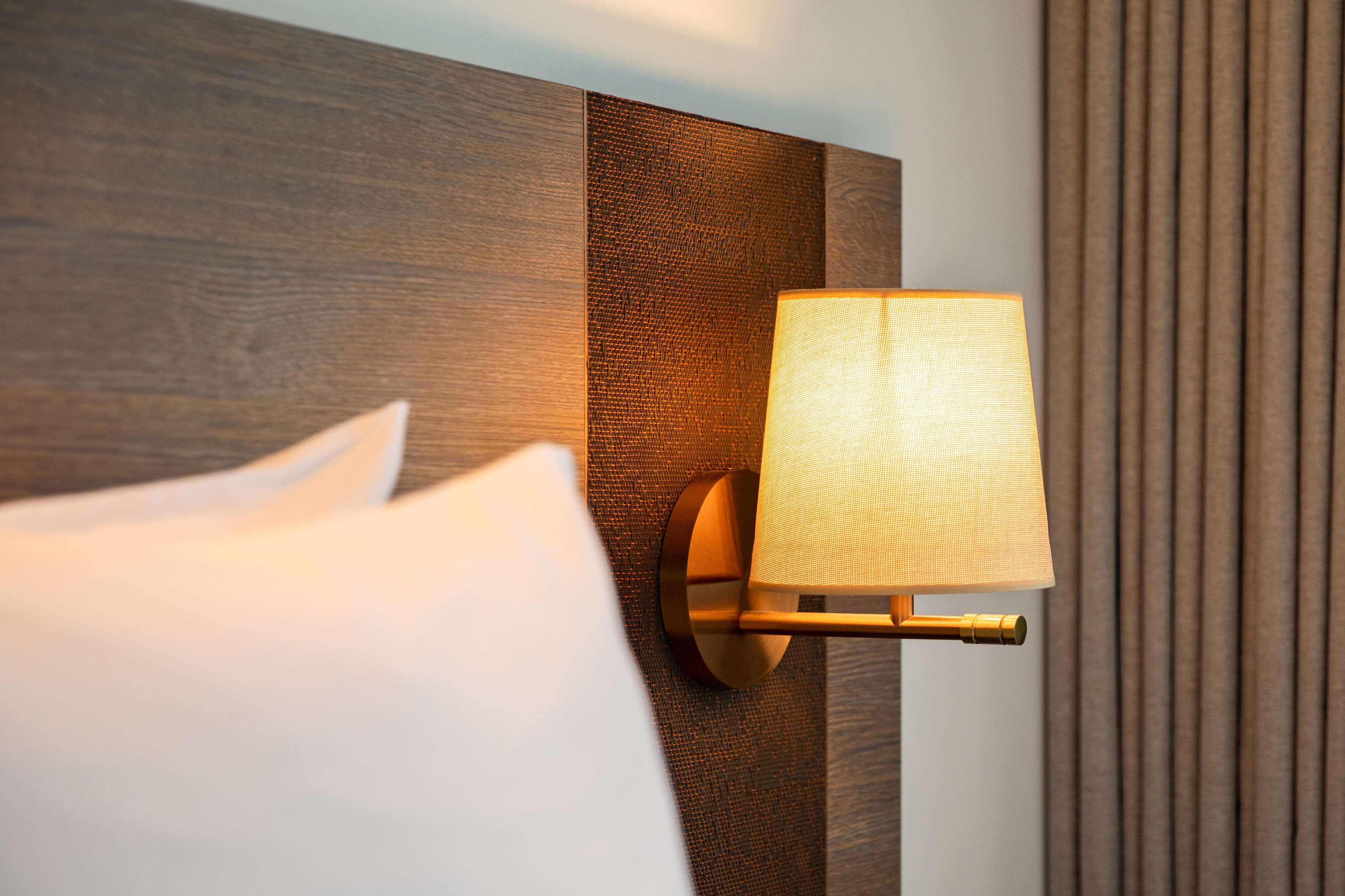 Radisson Chandigarh Zirakpur Eksteriør billede A wall light