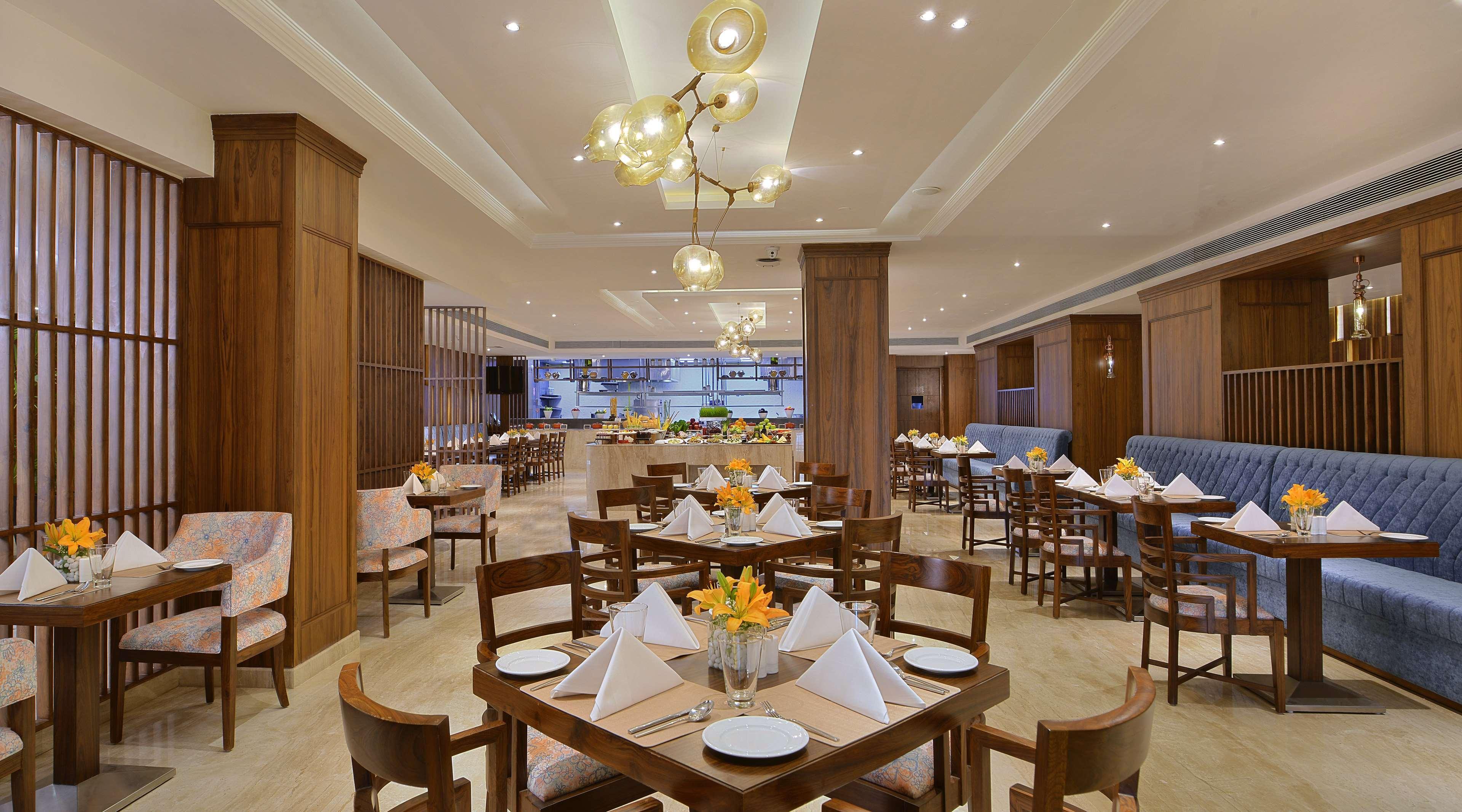 Radisson Chandigarh Zirakpur Eksteriør billede The restaurant at the hotel