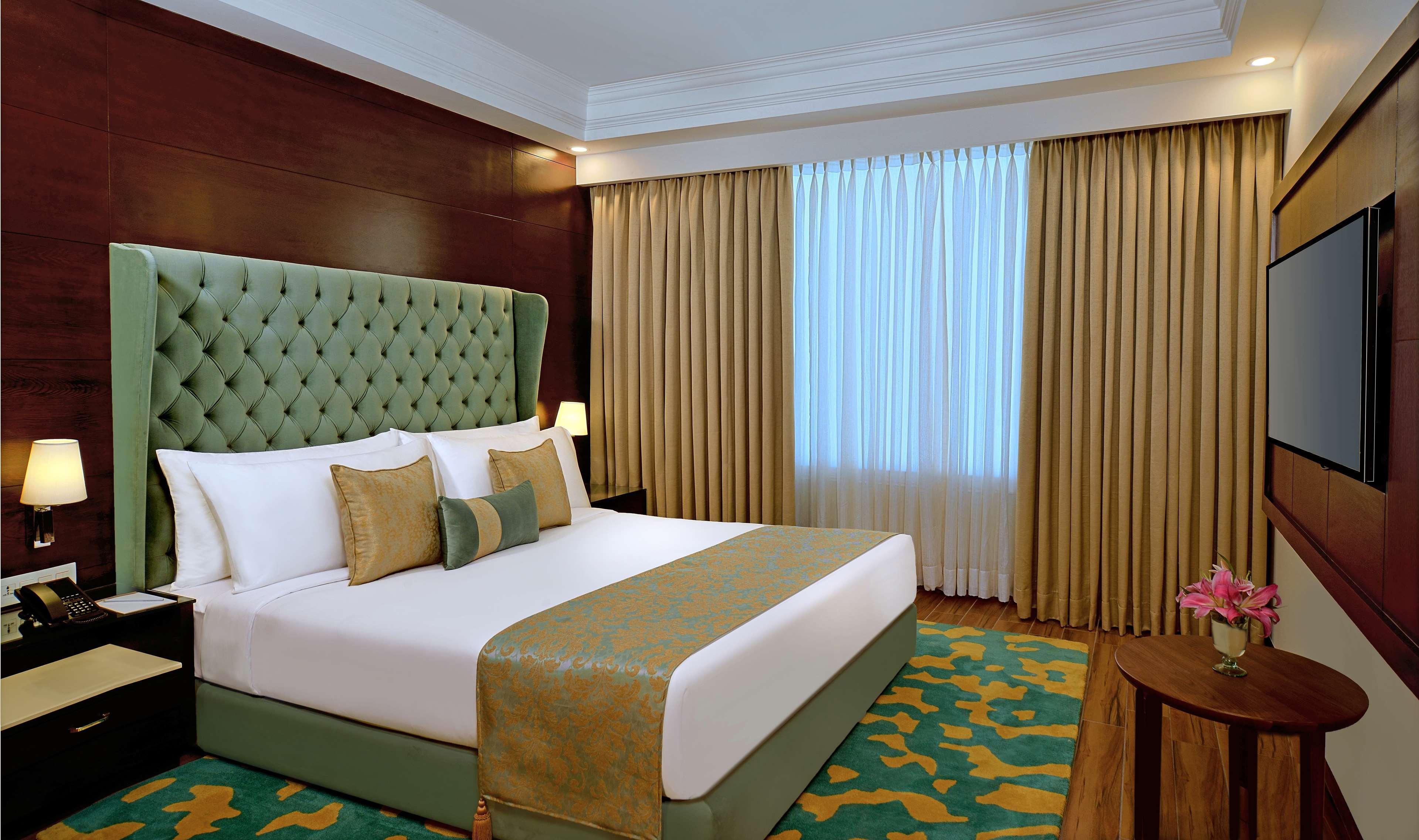 Radisson Chandigarh Zirakpur Eksteriør billede A room at the Taj Bengal