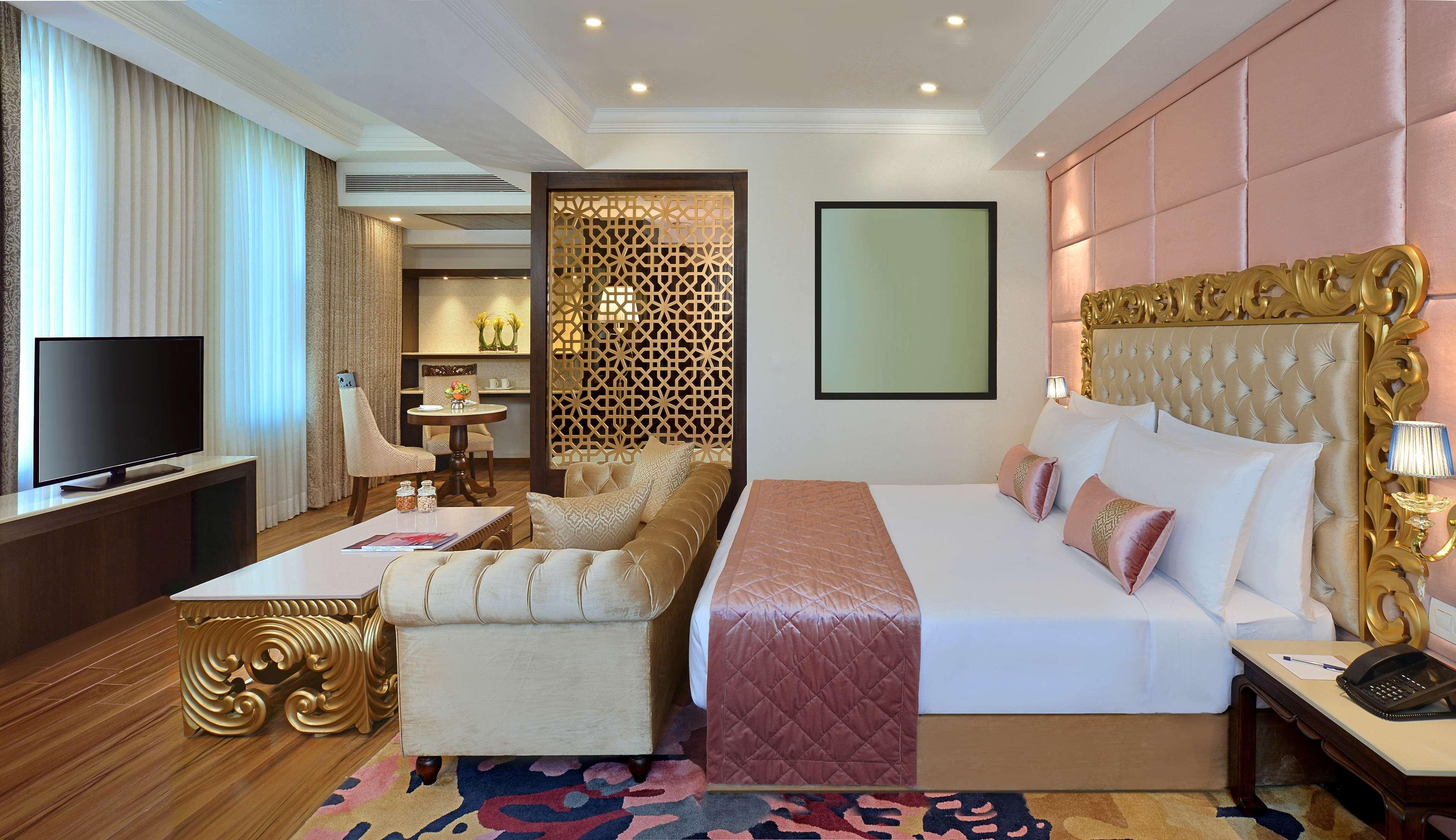 Radisson Chandigarh Zirakpur Eksteriør billede A suite at the Taj Bengal