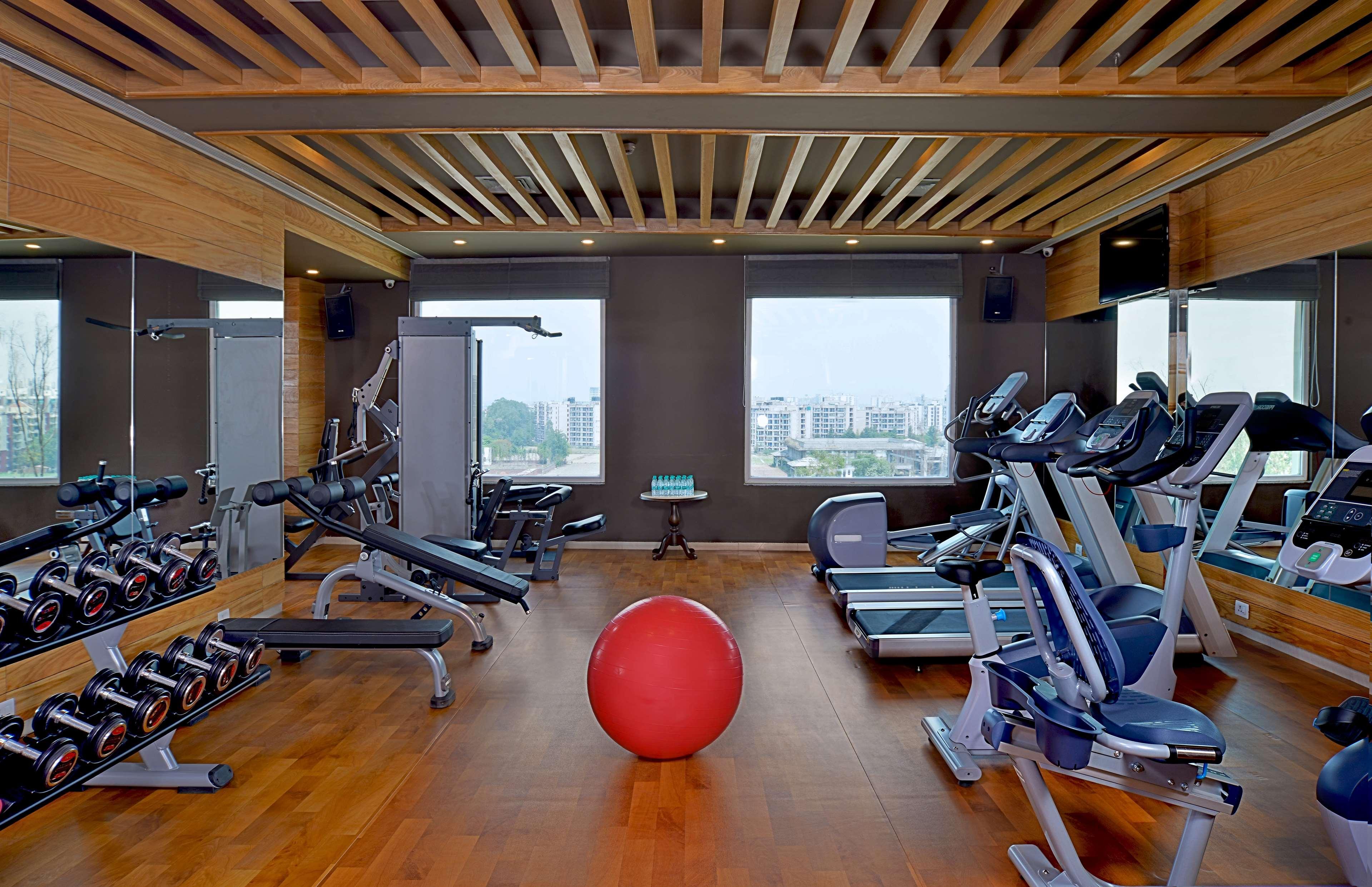 Radisson Chandigarh Zirakpur Eksteriør billede The gym at the hotel