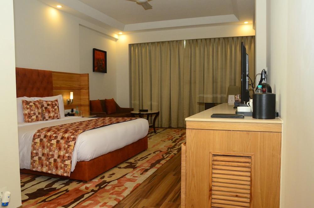 Radisson Chandigarh Zirakpur Eksteriør billede A room at the hotel