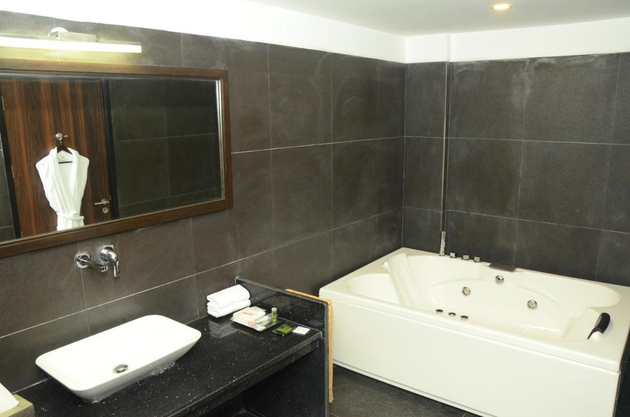Radisson Chandigarh Zirakpur Værelse billede Bathroom